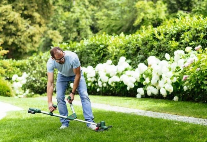 Тример садовий акумуляторний Bosch UniversalGrassCut 18V-260 1х2.5А·год 26см 2.3кг