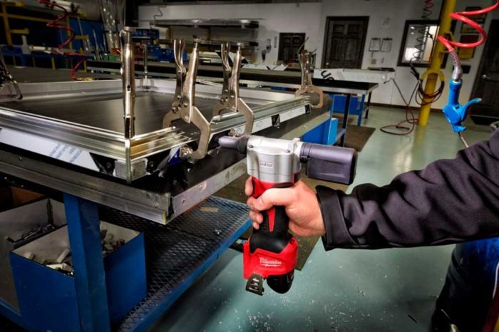 Заклепочник аккумуляторный Milwaukee M12 BPRT-201X 12В АКБ 1x2А·час ЗП C12C 2.4мм 3.2мм 4.0мм 4.8мм 2.1кг кейс
