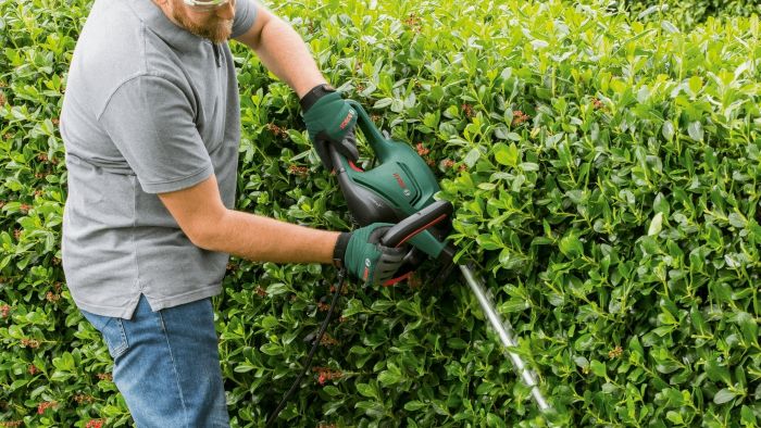 Кущоріз Bosch UniversalHedgeCut 60 480Вт 60см крок різу 30мм 3.7кг
