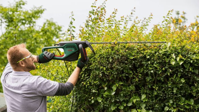 Кусторез Bosch AdvancedHedgeCut 70 500Вт 70см шаг реза 34мм 4.1 кг