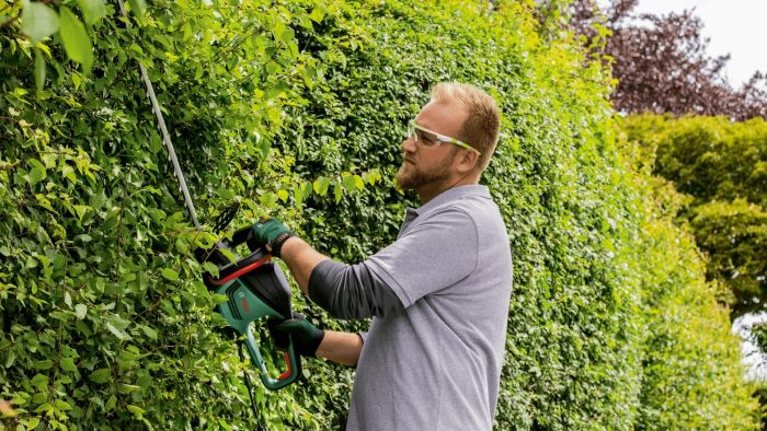 Кусторез Bosch AdvancedHedgeCut 70 500Вт 70см шаг реза 34мм 4.1 кг