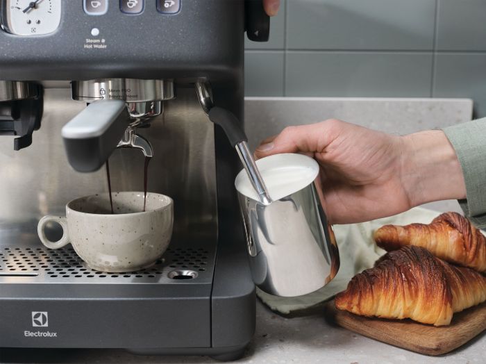 Кофеварка Electrolux рожоковая , 3л, зерно+мол., ручной капуч, кофемолка, подача гар.воды, подогрев чашек, черный
