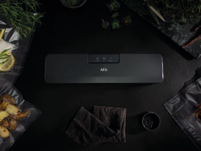 Вакууматор AEG для рулонов, пакетов и контейнеров, 80Вт, 30см, электронное управл., +10 пакетов, пластик, черный
