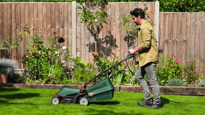 Газонокосилка сетевая Bosch UniversalRotak 34-405 1300Вт 34см 40л 27-50мм 11кг