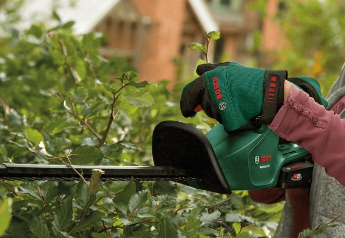 Кусторез аккумуляторный Bosch EasyHedgeCut 18V-52-13 18В лезвие 52см шаг реза 15мм 3.28кг без АКБ и ЗП