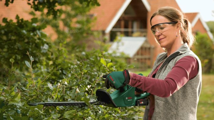 Кусторез аккумуляторный Bosch EasyHedgeCut 18V-52-13 18В лезвие 52см шаг реза 15мм 3.28кг без АКБ и ЗП