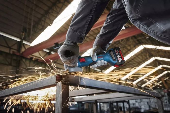 Шліфмашина кутова акумуляторна Bosch Professional GWS 18V-8 125мм 18В 2x4А·год 0-11000об/хв 1.7кг кейс ЗП GAL 18V-40