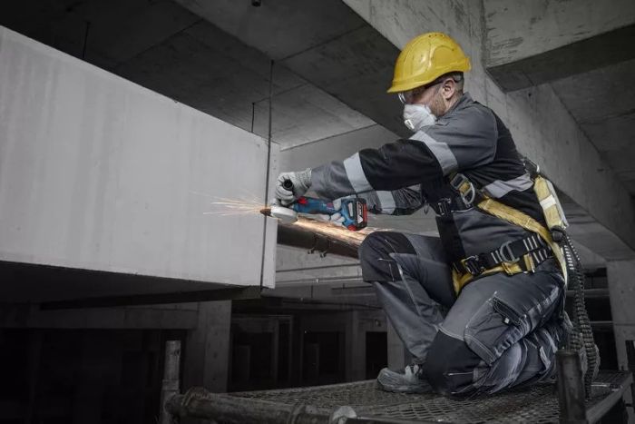 Шліфмашина кутова акумуляторна Bosch Professional GWS 18V-8 125мм 18В 2x4А·год 0-11000об/хв 1.7кг кейс ЗП GAL 18V-40
