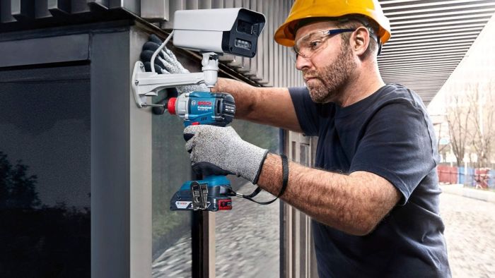 Гвинтоверт ударний акумуляторний Bosch Professional GDR 18V-215 18В АКБ 2х2А·год 3800об/хв 215Нм M6-M16 ЗП GAL18V-20 кейс 1кг
