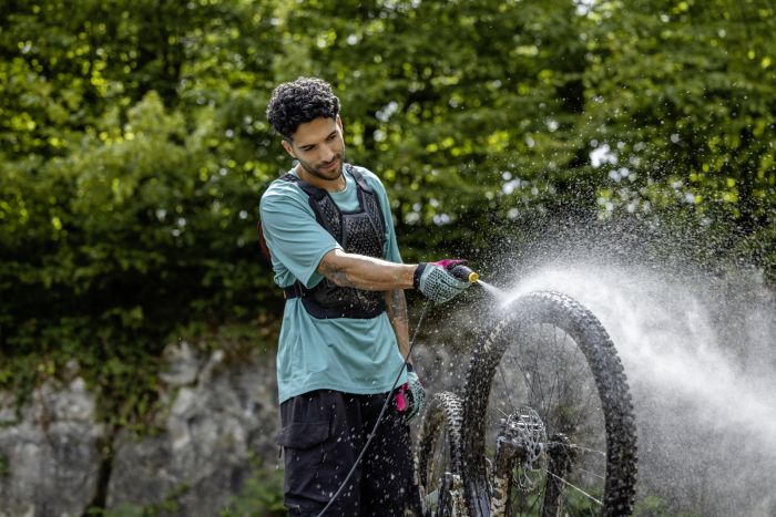 Минимойка низкого давления аккумуляторная Karcher OC 3 Foldable, 120л/ч, шланг 1.8м, бак для воды 8л, вес 2.2кг, USB-C