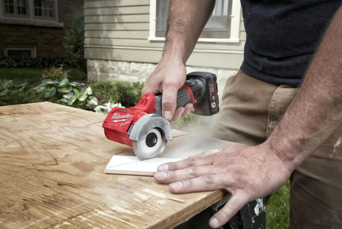 Шлифмашина угловая аккумуляторная Milwaukee M12 FCOT 76мм 12В 1кг