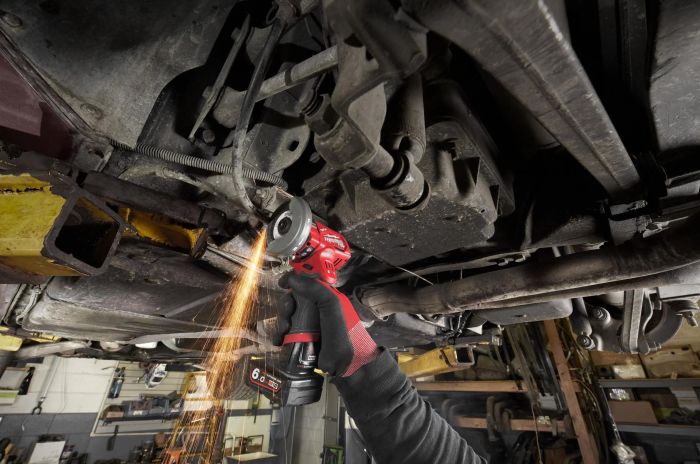 Шлифмашина угловая аккумуляторная Milwaukee M12 FCOT 76мм 12В 1кг
