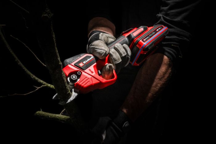 Секатор аккумуляторный Einhell GP-LS 18/28 Li BL - Solo, PXC, 18В, бесщеточный, толщ. 28/14 мм, сталь SK5, 0.82 кг (без АКБ и ЗУ)
