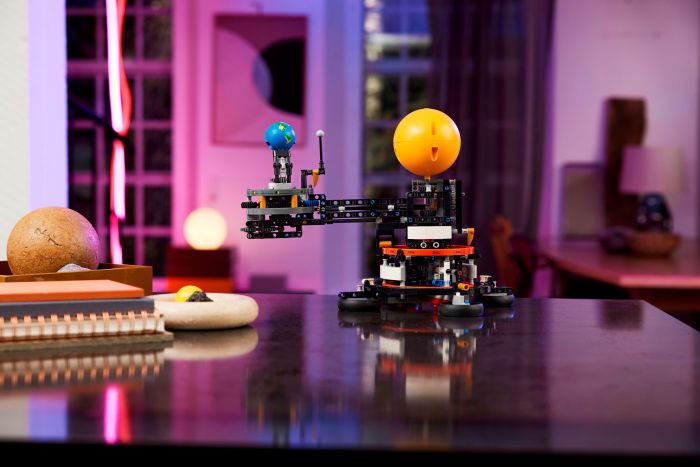 Конструктор LEGO Technic Земля та Місяць на орбіті