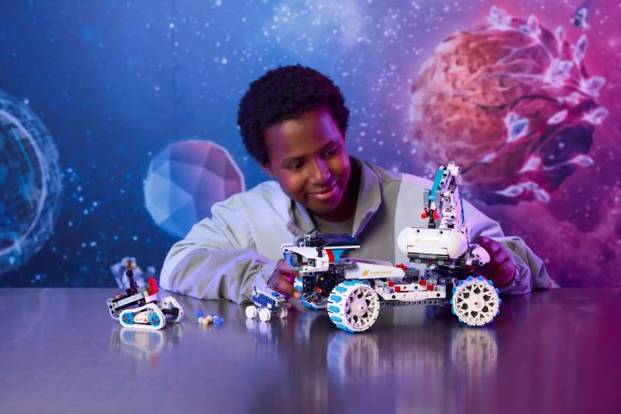 Конструктор LEGO Technic Місяцехід Lunar Outpost. Космічний корабель