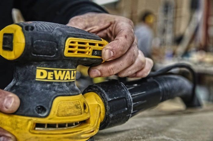 Шлифмашина эксцентриковая DeWalt 280Вт 8000-12000об·мин 125мм амплитуда 2.6мм 1.28кг