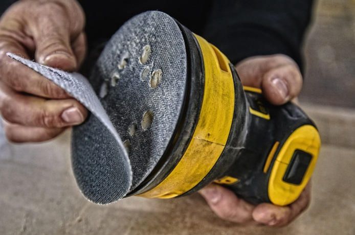 Шлифмашина эксцентриковая DeWalt 280Вт 8000-12000об·мин 125мм амплитуда 2.6мм 1.28кг