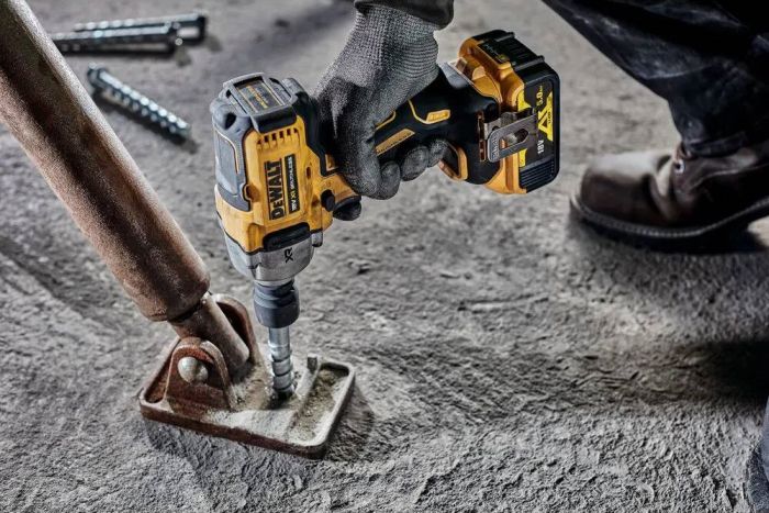Гайковерт ударний DeWalt XR Li-Ion безщітковий 18В 1084Нм 2000об/хв 3250уд/хв 1/2" 1.67кг без АКБ та ЗП та валізи