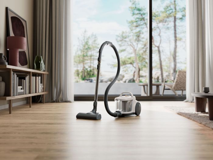 Пилосос Electrolux контейнерний, 850Вт, конт пил -2л, HEPA12, 3 насадки, білий