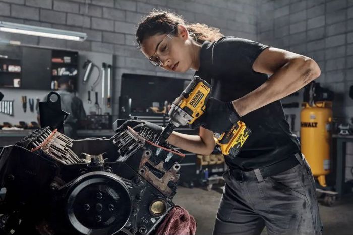 Гайковерт ударний DeWalt XR Li-Ion безщітковий 18В акб 2х5А·год 1084Нм 2000об/хв 3250уд/хв 1/2" ЗП кейс 1.67кг