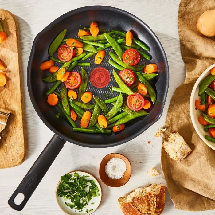 Сковорода с крышкой Tefal Day by Day, 24см, с крышкой, алюминий, бакелит, стекло, черный
