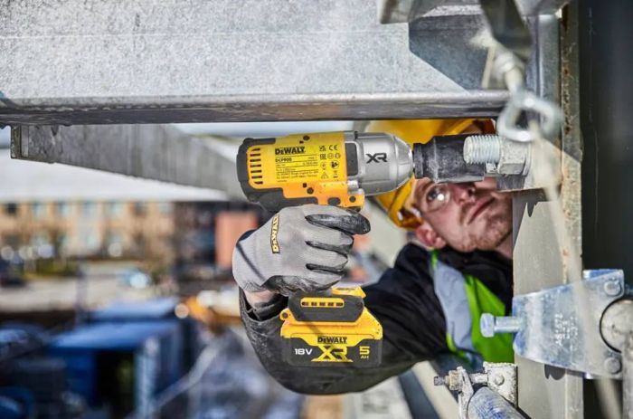 Гайковерт ударный DeWalt XR Li-Ion бесщеточный 18В акб 2х5А·час 1898Нм 2300об·мин 2200уд/мин 1/2" ЗП кейс 2.9кг