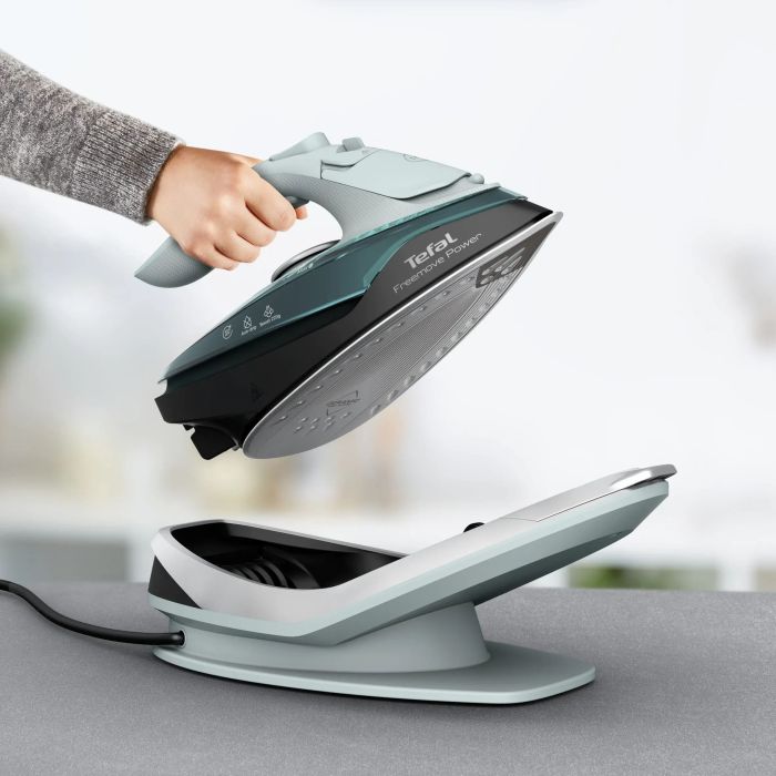 Утюг Tefal безпроводной Freemove Power, 2600Вт, 250мл, паровой удар -220гр, постоянный пар - 40гр, база для зарядки, авто выкл., керам. подошва, зеленый