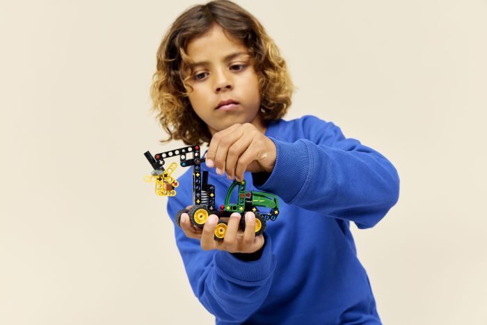 Конструктор LEGO Technic Колесный комбайн John Deere 1470H