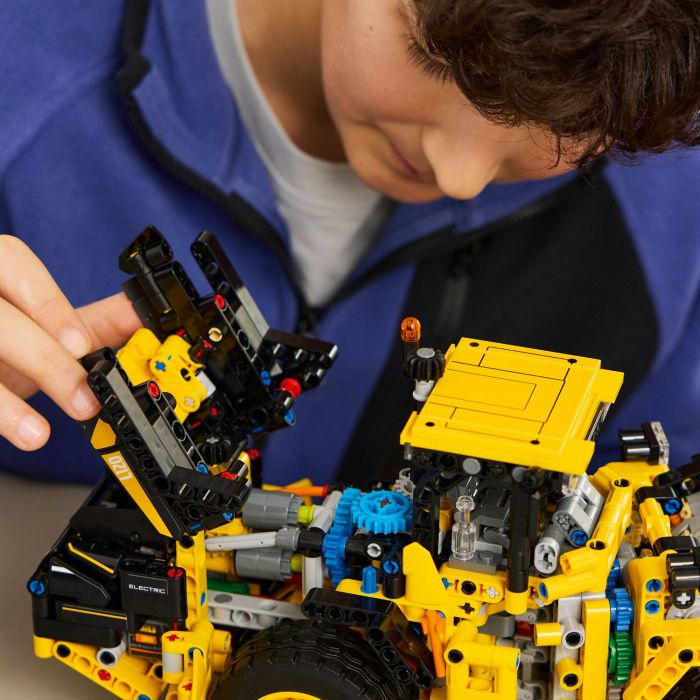 Конструктор LEGO Technic Колісний навантажувач Volvo L120 Electric