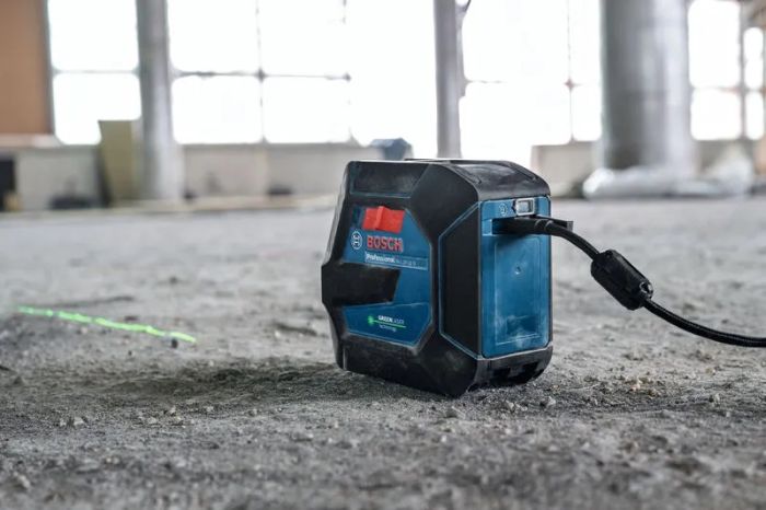 Нівелір лазерний Bosch Professional GLL 20-22 G 3.7В/4АА до 20м ±0.3мм/м зелений промінь чохол IP 65 0.59кг