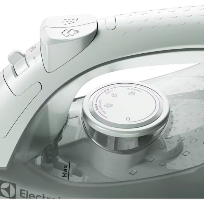 Праска Electrolux компактна, 2000Вт, 200мл, паровий удар 80гр, керам. підошва, зелений