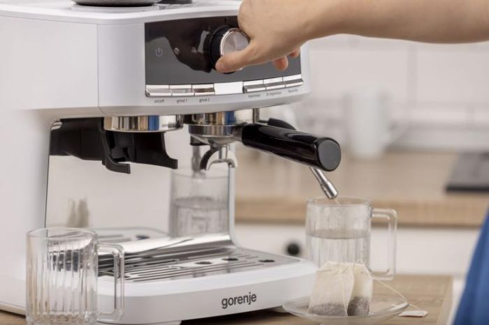 Кофеварка Gorenje рожковая 2.5л, кофемолка 0,25л,  капучинатор, кнопочное управл., белый