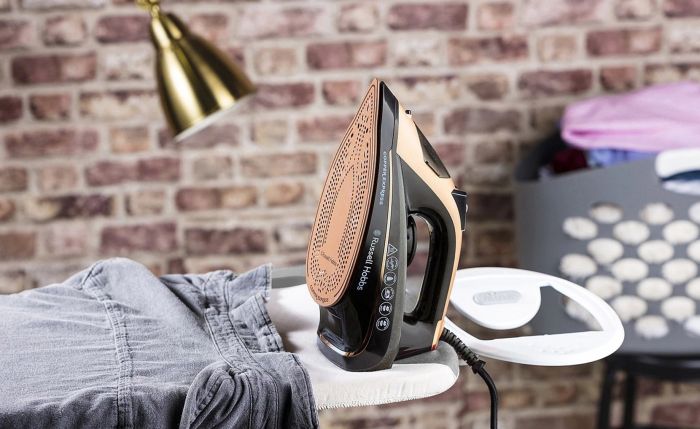 Утюг Russell Hobbs Copper Express, 2600Вт, 315мл, паровой удар -150гр, постоянный пар - 40гр, керам. подошва, черно-коричневый