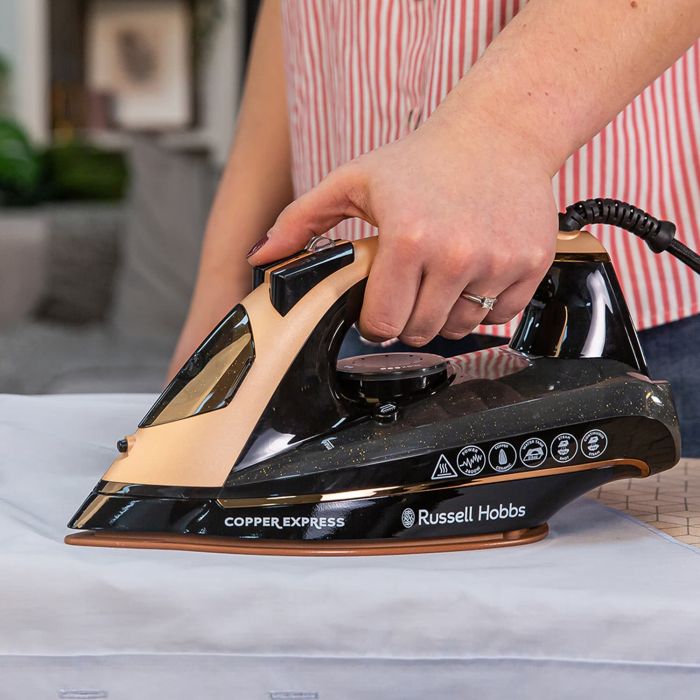 Утюг Russell Hobbs Copper Express, 2600Вт, 315мл, паровой удар -150гр, постоянный пар - 40гр, керам. подошва, черно-коричневый
