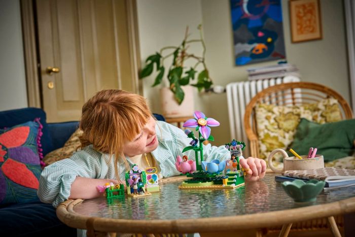 Конструктор LEGO Friends Карусель с цветами и чашками и сказочная фотобудка