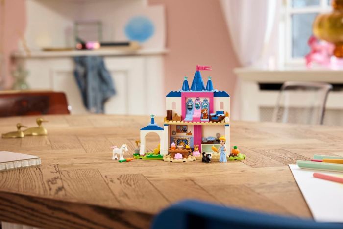 Конструктор LEGO Disney Princess Замок Попелюшки та її друзів-тварин