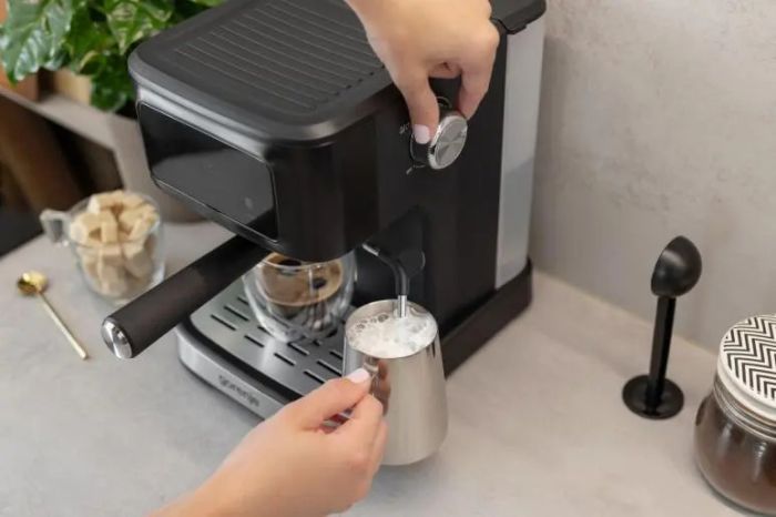 Кофеварка Gorenje рожковая 1.5л, молотый, ручной капучинатор, черный