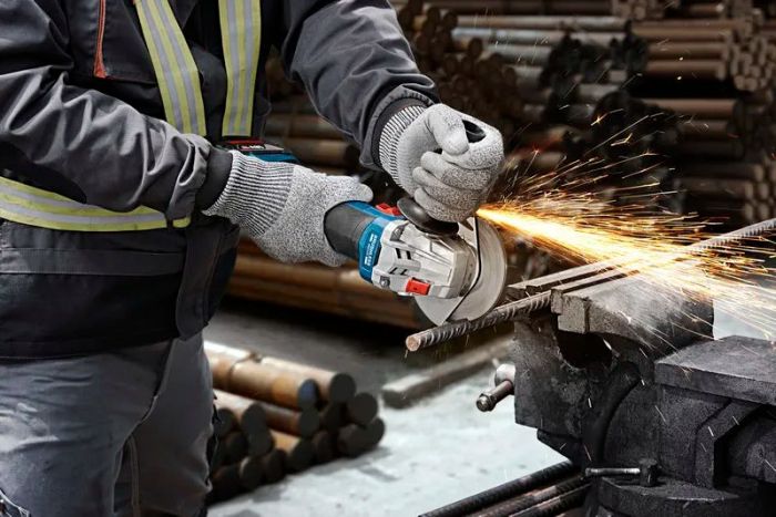 Набор из двух аккумуляторных инструментов Bosch Professional 18В дрель-шуруповерт GSR 18V-45, Шлифмашина угловая GWS 18V-8, акб 2x4А·час, ЗУ, сумка M-BAG