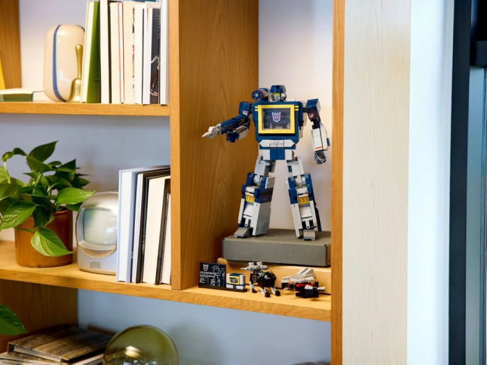 Конструктор LEGO Icons Transformers: Саундвейв