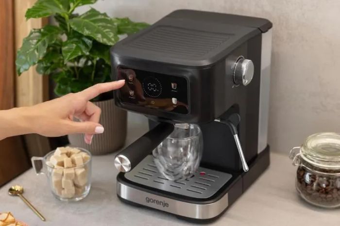 Кавоварка Gorenje ріжкова 1.5л, мелена, ручний капучинатор, чорний