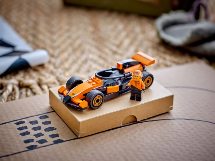 Конструктор LEGO City Пилот F1 с автомобилем для перегонов команды McLaren