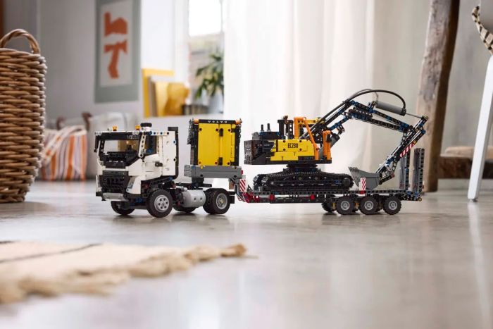 Конструктор LEGO Technic Грузовик Volvo FMX и Электрический экскаватор EC230