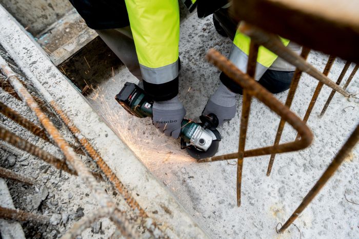 Шлифмашина угловая аккумуляторная Metabo W 18 L 9-125, 125мм, 18В 2х4Ач, 8500об/мин, М14, 2.3кг