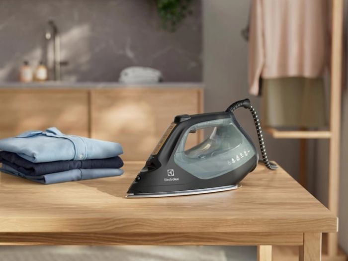 Утюг Electrolux, 2600Вт, 370мл, паровой удар 240гр, алюминиевая подошва, электр.управл., зелено-черый