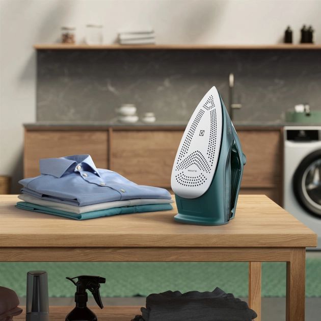 Праска Electrolux, 2600Вт, 330мл, паровий удар 210гр, керам. підошва, зелений