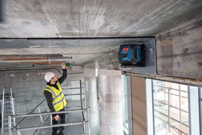 Нівелір лазерний Bosch Professional GLL 20-22 G 3.7В/4АА до 20м ±0.3мм/м зелений промінь чохол IP 65 0.59кг
