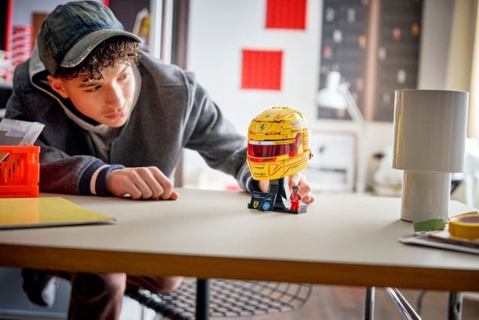 Конструктор LEGO Editions Formula 1 Шлем Льюиса Хемильтона с команды Scuderia Ferrari HP