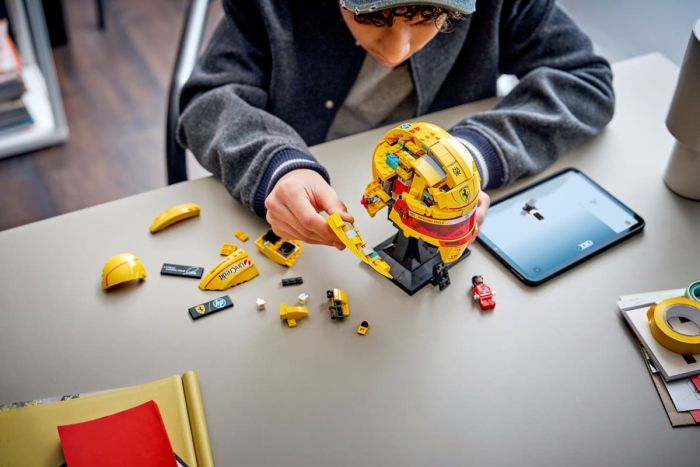 Конструктор LEGO Editions Formula 1 Шлем Льюиса Хемильтона с команды Scuderia Ferrari HP