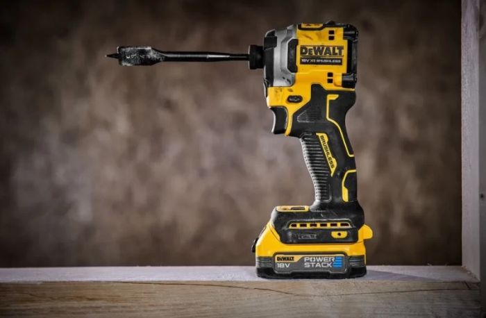 Шуруповерт ударный аккумуляторный DeWalt XR Li-Ion 18В бесщеточный PowerStack 1х1.7А·час 206 Нм 3250об·мин 3800уд/мин кейс и ЗП 0.95кг