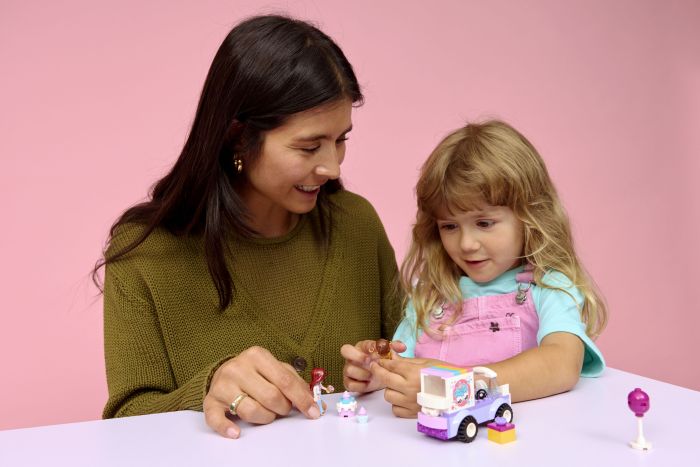 Конструктор LEGO Friends Автомобіль для доставки тортів з єдинорогами